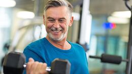 Mit sinkendem Testosteronspiegel müssen Männer ihre Muskeln regelmäßig trainieren, sonst droht Muskelabbau