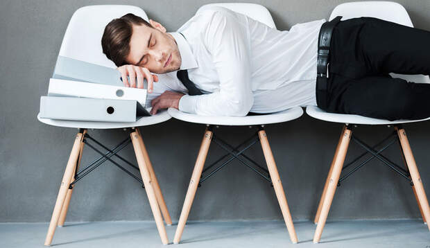 Müde am Arbeitsplatz? Machen Sie ein Nickerchen