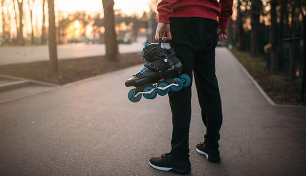 Nomad_Soul_outdoor_sport_herbst_skating_mann_mit_skates
