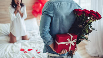 Ob handgeschriebener Liebesbrief, Rosenstrauß oder sexy Dessous - Valentinstags-Geschenke dienen als Liebesbeweis.