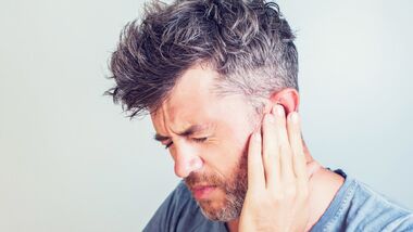 Ohrenschmerzen sind vielseitig: sowohl die Ursachen als auch die Schmerzen selbst. Nicht immer liegt der Auslöser im Ohr selbst.