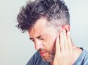 Ohrenschmerzen sind vielseitig: sowohl die Ursachen als auch die Schmerzen selbst. Nicht immer liegt der Auslöser im Ohr selbst.