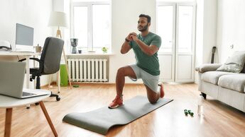 Online-Gyms sind eine tolle, zeitsparende Alternative zum Fitnessstudio.