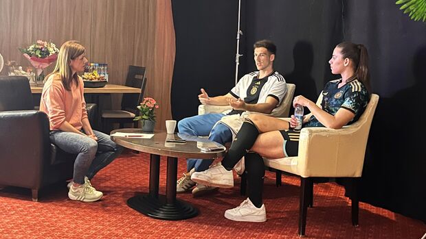 Redakteurin Martina Steinbach im Interview mit Fußballer Leon Goretzka und Fußballerin Lena Oberdorf