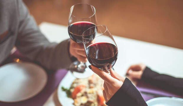 Rotwein darf beim Candle Light Dinner nicht fehlen