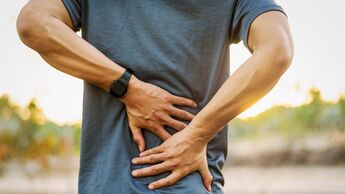 Rückenschmerzen können ein erstes Anzeichen von Osteoporos sein.