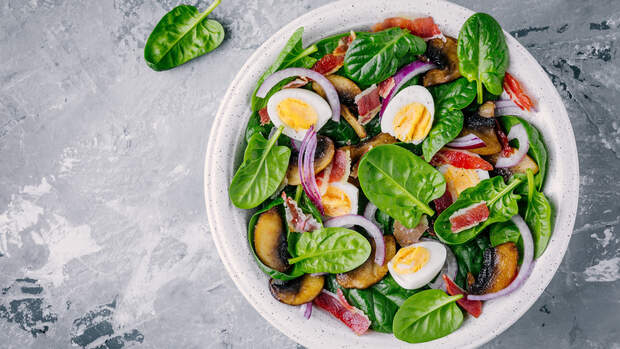 Salat mit Bacon und Ei
