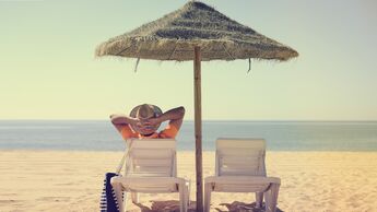Schatten, Sonnenhut und lichtundurchlässige Kleidung sind im Sommer ideal, um die Haut vor schädlichen UV-Strahlen zu schützen