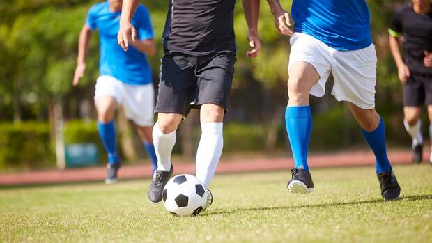 Schnell losrennen, aber auch schnell abbremsen können - Fußballer profitieren vom Schnellkraft-Training besonders