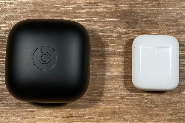 Sehr großes Ladecase: die Akkubox der Powerbeats Pro im Vergleich mit der der Airpods