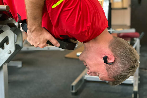 Selbst bei Überkopf-Moves sitzen die Powerbeats Pro hundertprozentig sicher im Ohr
