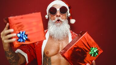 Sexy sportlicher Santa mit Geschenken