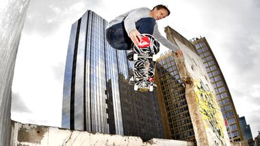 Skateboard-Legende Tony Hawk springt durch Berlin