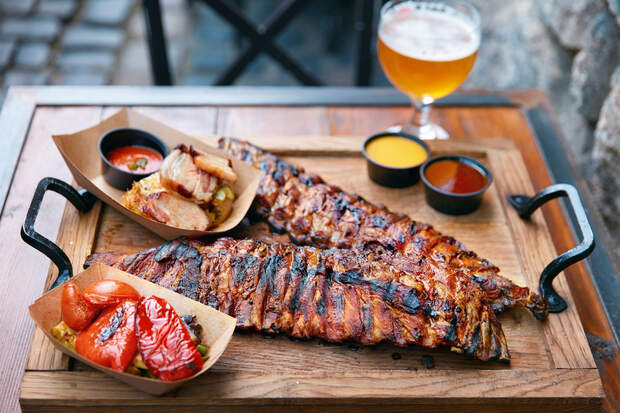 So gelingen Spareribs im Smoker