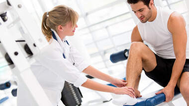 Sportliche Männer sollten bei der Wahl ihrer Krankenkasse auf Zusatzangebote für Sportler achten