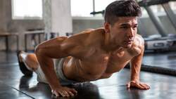 Starkes Fitnessmodel bei Push-ups im Gym