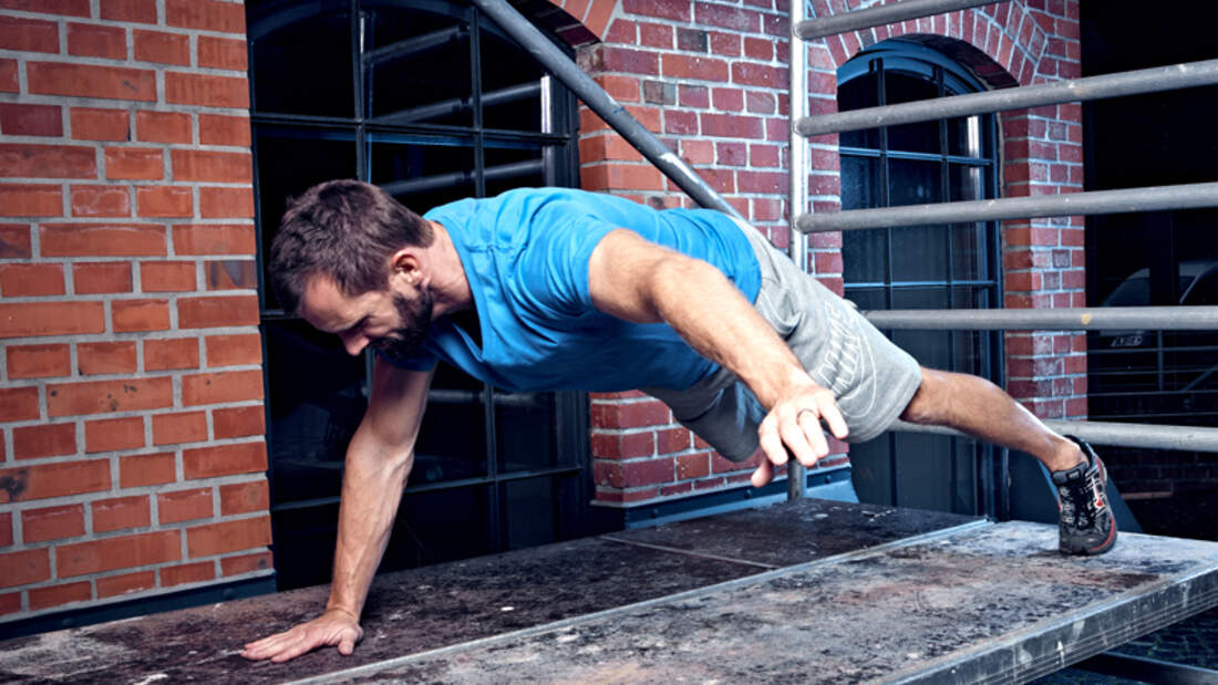 Street-Workout-Trainingsplan: Marco versucht sich an 1-Leg-1-Arm-Push-Ups