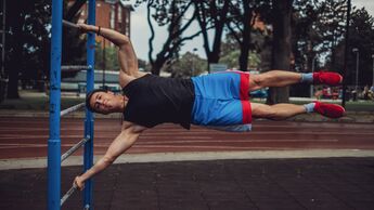 Strong,Athletic,Man,Doing,Flagpole,In,Outdoor,Gym, Human Flag, Körperspannung