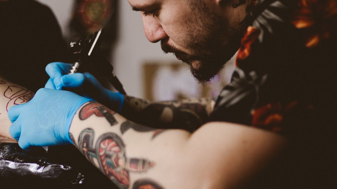 Tattoo-Künstler beim Tätowieren