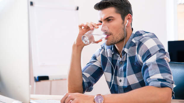 Trinke zunächst ein Glas Wasser, wenn du dich hungrig fühlst