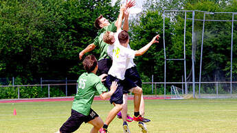 Ultimate-Frisbee auf dem Spielfeld