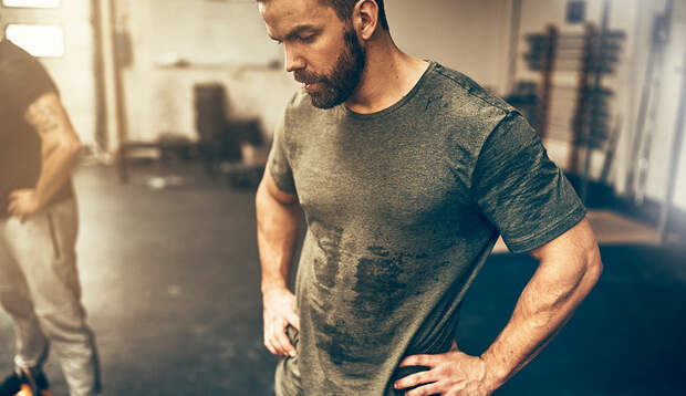 Um Ihren Bauch wegzutrainieren, müssen Sie Ihre Muskeln richtig fordern