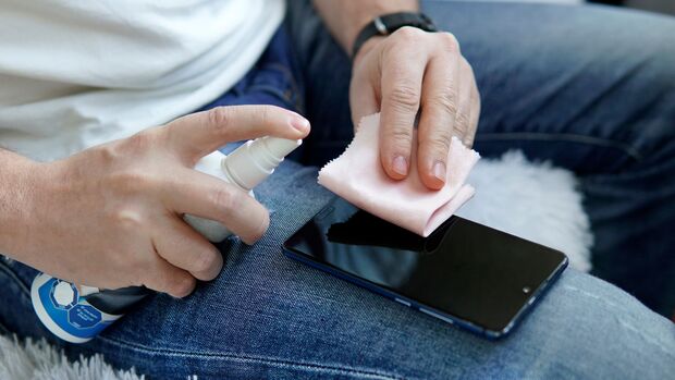 Um dein Handy zu reiningen, brauchst du kein Desinfektionsmittel