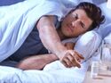 Viele Männer wünschen sich von Schlaftabletten eine Erlösung, aber können sie wirklich Schlaf auf Knopfdruck leisten? Studien stellen die Wirksamkeit von Schlafmitteln in Frage.