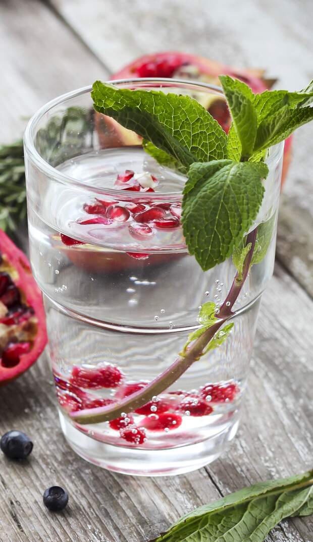 Wasser mit Pfefferminz oder frischen Beeren aufpeppen
