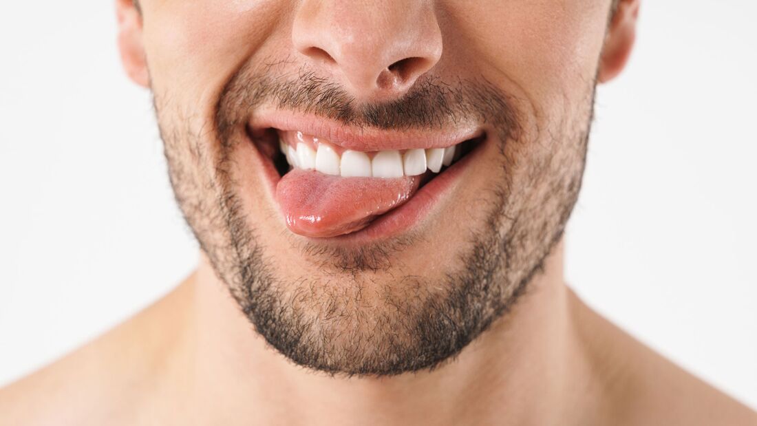Weiß, rot oder gar schwarz? Ist deine Zunge komisch verfärbt, könnte eine Krankheit dahinterstecken. 