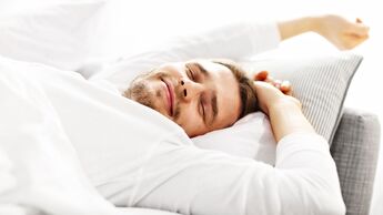 Wer die Schlafphasen clever nutzt, profitiert besser vom Tiefschlaf und wacht erholter auf