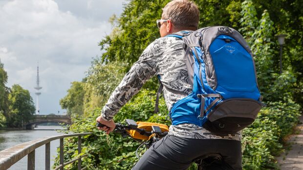 Wer mit leichtem Gepäck unterwegs ist, dem reicht ein Fahrradrucksack, wie der Escapist von Osprey
