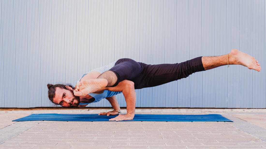 Wer regelmäßig übt, kann sich bald an fortgeschrittene Asanas wagen