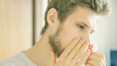 Wer sich viel in Innenräumen bei Heizungsluft oder angeschalteter Klimaanlage aufhält, bekommt leicht einmal Nasenbluten