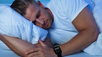 Wer tagsüber Muskeltraining betreibt, sollte Schlafmangel vermeiden und seinen Schlaf tracken