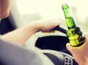 Wer während der Fahrt hinterm Steuer ein Bier trinkt, genießt den Schutz des deutschen Gesetzgebers