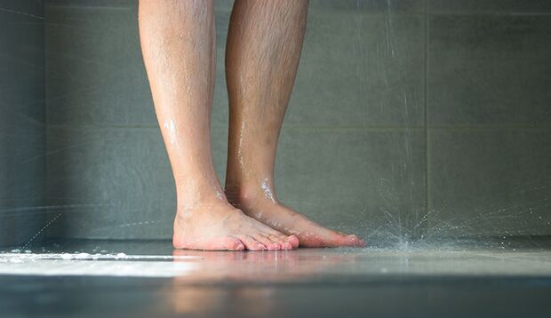 Wichtigste Regel, auch für die Dusche: Laufen Sie im Gym nicht barfuß herum!