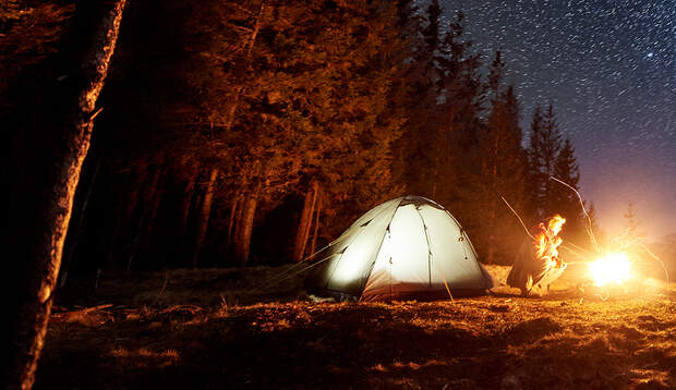 Wild zu campen ist in Deutschland verboten. In vielen Regionen werden allerdings immer mehr Zeltplätze an Trekking-Routen eingerichtet.