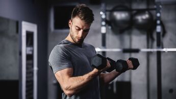 Wir zeigen dir, wie du gesund und langfristig Muskeln aufbaust