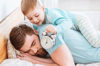 Zeitmanagement für Väter: Auch wenn es dir auf den Zeiger geht - es kann durchaus sinnvoll sein