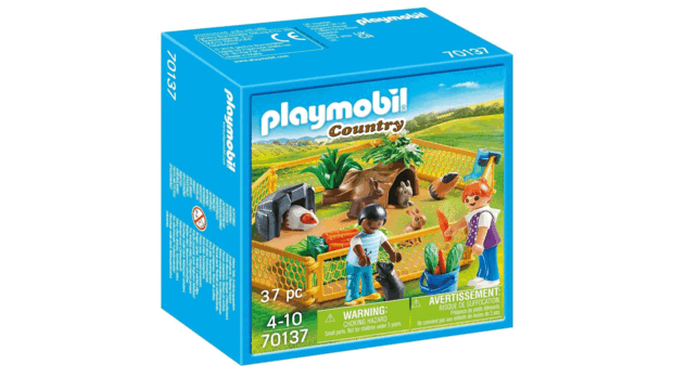 Bạn có thể thấy bao bì của một bộ Playmobil với một người da ngăm đen và một người da sáng.  Bạn đang ở trong một trang trại.