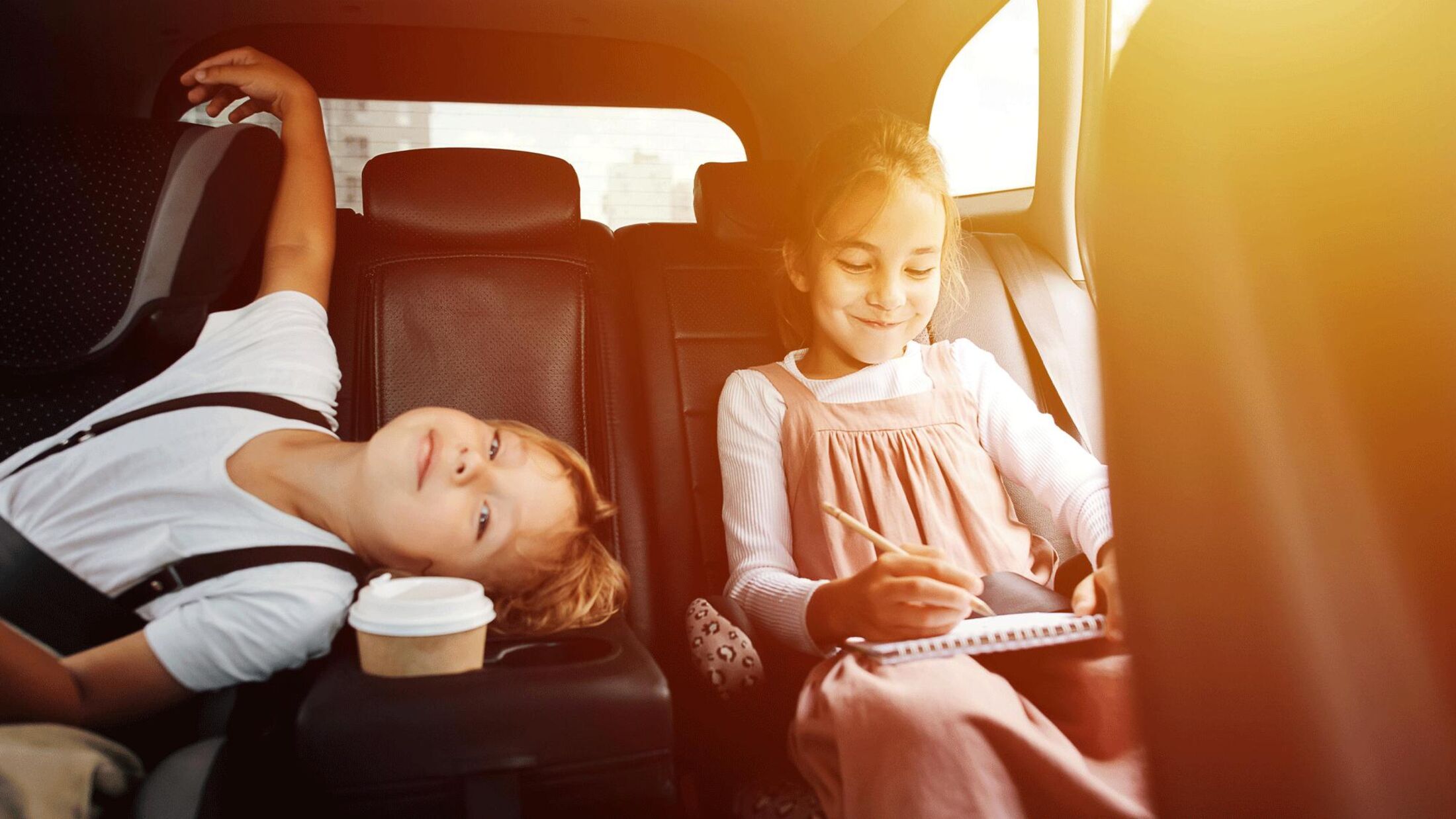 Spiele im Auto: Beschäftigungstipps für Kinder auf längeren Autofahrten