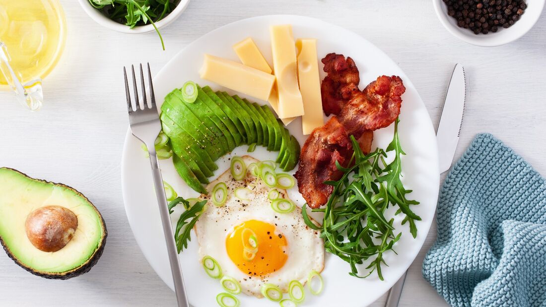 8 geniale Frühstücks-Ideen ohne Kohlenhydrate – von süß bis herzhaft