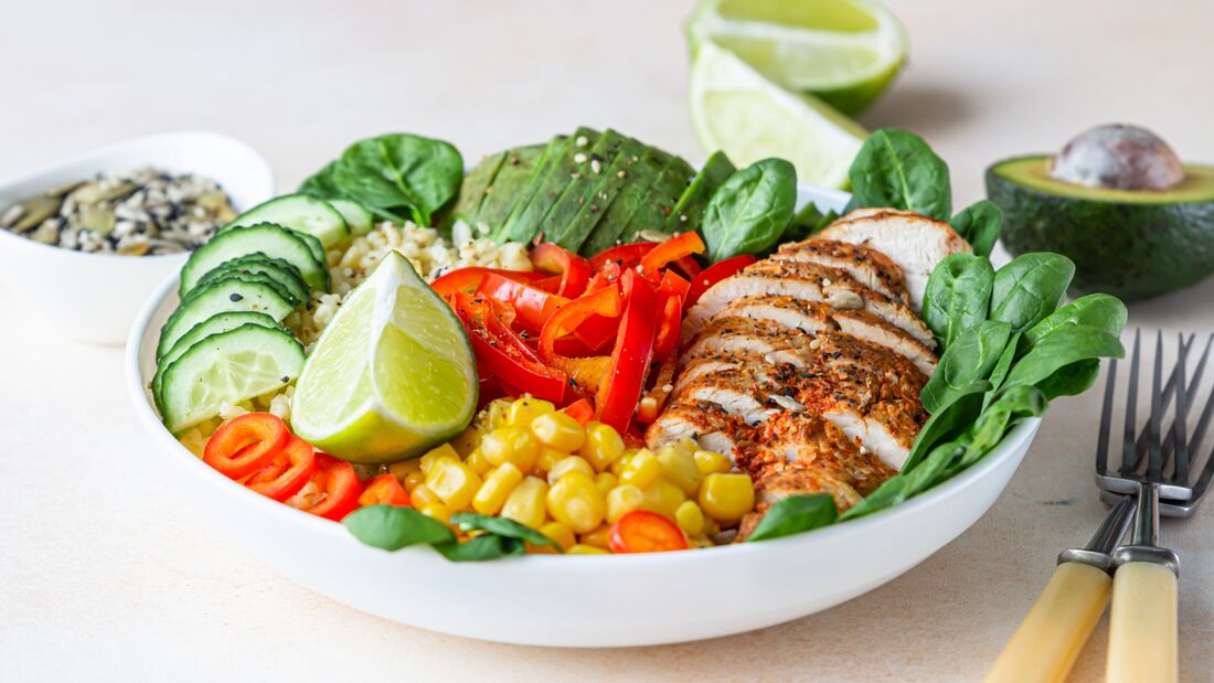 5 Fitness-Salate mit einer extra Portion Eiweiß für deine Muskeln
