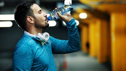 Hobby-Sportler can use a Flasche Wasser Greifen