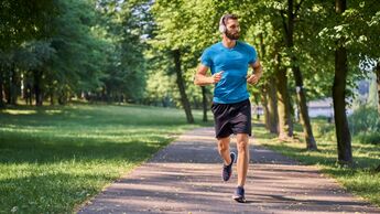 junger, trainierter Mann joggt in der Natur